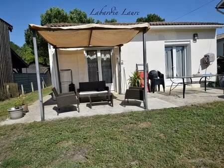 maison de plain pied - 2 chambres - 1 abri de jardin - terrain clos avec places de...