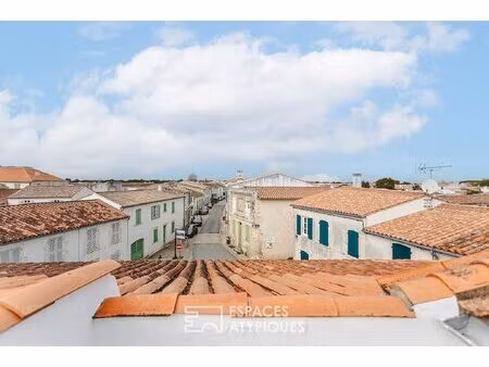 maison de village et sa terrasse sur le toit