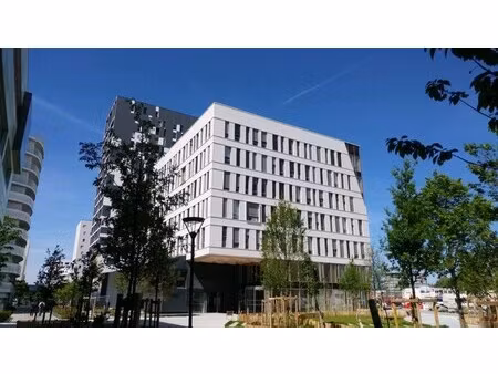 location local professionnel 179m²