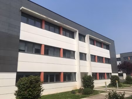 location local professionnel 113m²