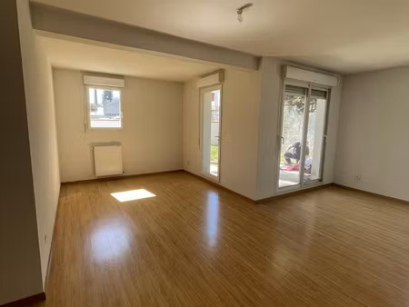 t4 lumineux avec jardin privatif et terrasses + garage fermé
