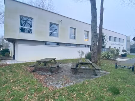 location local professionnel 899m²