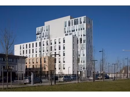 location local professionnel 852m²