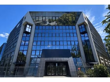 location local professionnel 2 069m²