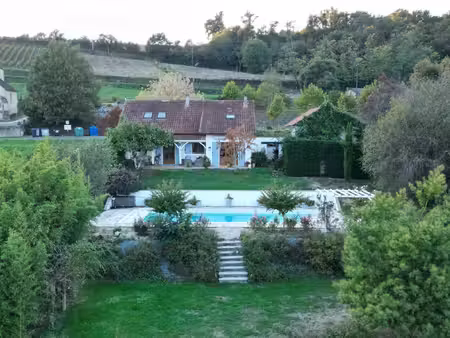 charmante maison avec 2/3 chambres  grange  grand jardin et piscine.