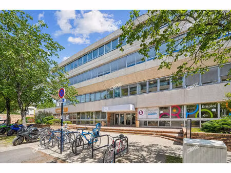 location local professionnel 899m²