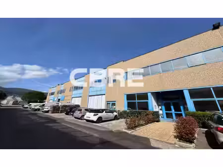 location local professionnel 102m²