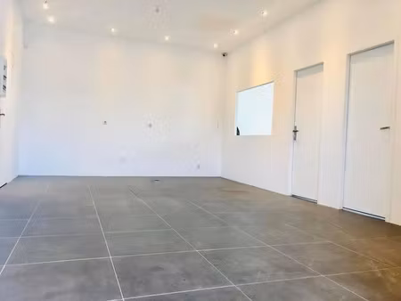 location commerce 3 pièces 63 m² à freneuse (78840)