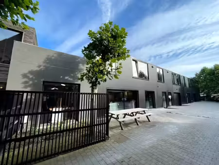 recent gerenoveerd kantoor met magazijn en 2 privatieve p...