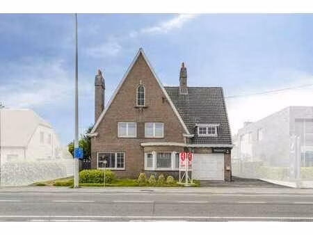maison unique à vendre avec un grand jardin et un excellent