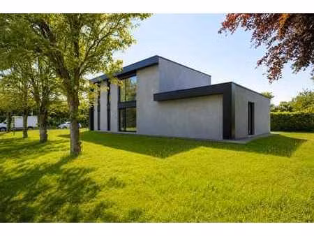 modernistische woning met 4 slaapkamers en tuin te drongen