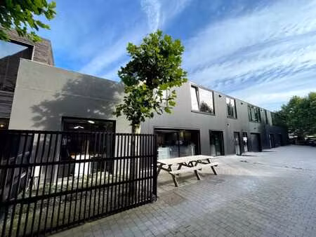 recent gerenoveerd kantoor met magazijn en 2 privatieve p...