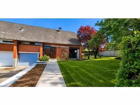 maison située dans un quartier calme  4 ch  garage et jardin