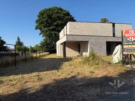 ruime en volledig afgewerkte half open ben-woning met 3 s...