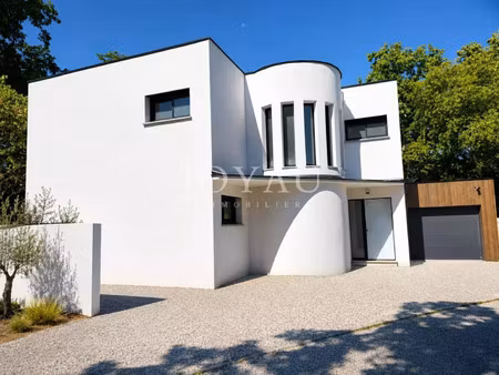 maison de luxe à vendre dans le quartier arc en ciel