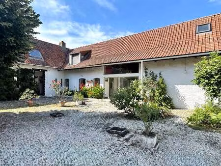 ferme en carré de caractère avec magnifique jardin!