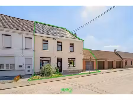 grande maison avec garage et un joli jardin.