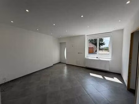 maison totalement rénovée avec jardin et places de parking