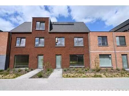 nieuwbouwwoning met 3 slaapkamers + tuin .