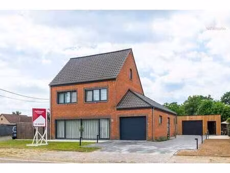 instapklare gezinswoning met 3 slaapkamers op een perceel...