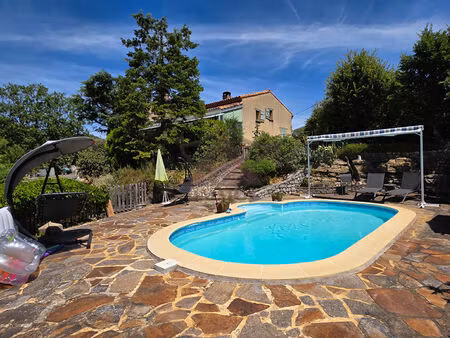 maison avec piscine dans un environnement privilégié
