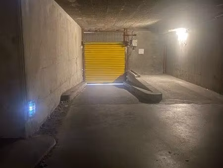 place de parking dans parking couvert et sécurisé