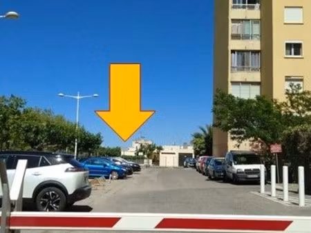 place de parking privative avec barrière