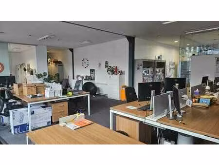 bureau avec service complet et professionnel.