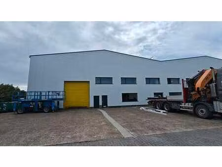 entrepôt avec bureaux rénovés et aire extérieure à louer