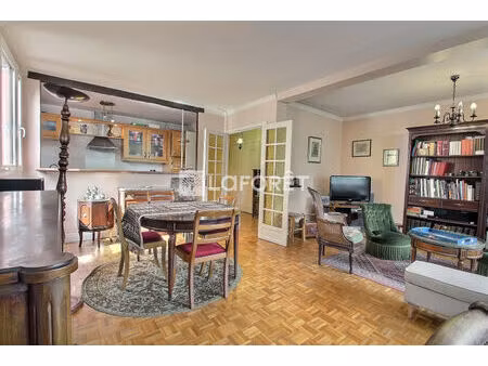 appartement 4 pièces 75m² avec balcon  parkings et cave.