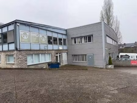 entrepôt avec zones de stockage et espaces de bureaux