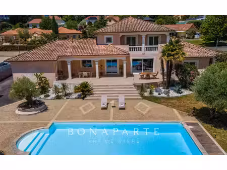montardon - maison familiale rénovée avec piscine et vue dégagée