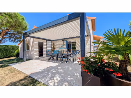 maison d'architecte avec piscine  beau terrain clos et arbor