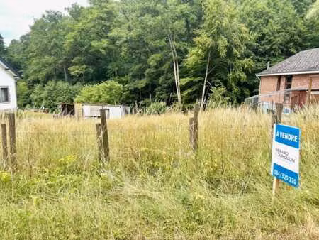 beau terrain de près de 10 ares sur les hauteurs de on