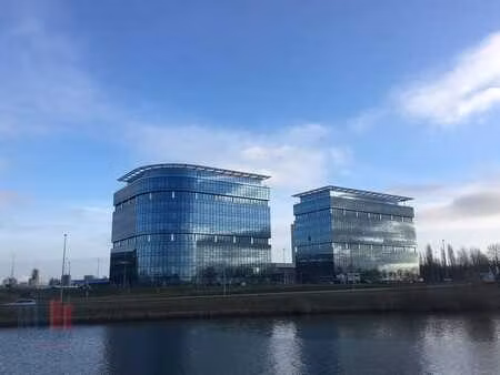 587 m² de bureaux haut de gamme à louer dans les blue tow...