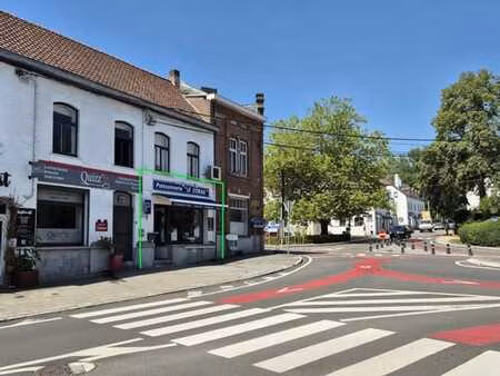 lasne centre: rez commercial avec top visibilité!
