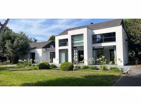 maison contemporaine avec jardin et terrasse genêts (50)