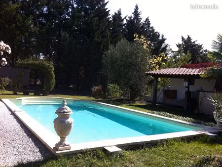 villa de plain pied piscine jardin