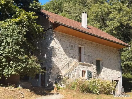 propose à la location une jolie maison au vert à 10 minutes de chambéry  idéal famille