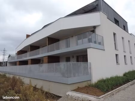 2 pieces 42 m2 avec terrasse 30 m2 et garage