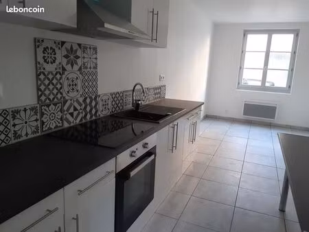 studio rénové avec cour privée – centre de boussac