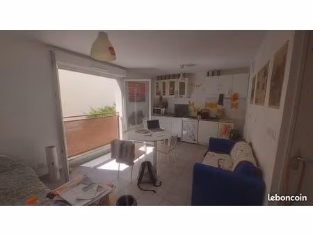 t1/studio au 1er étage idéalement situé à bron proche fac lyon 2 (200m à pied)