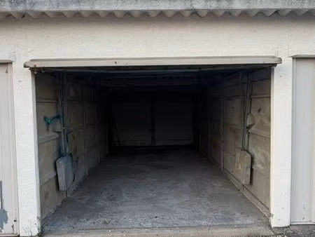 box garage fermé à louer