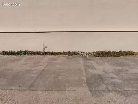 place de parking sécurisée gratte-ciel - charges : 44/an