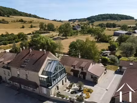 maison de caractère charmante avec maisons d'amies et lac