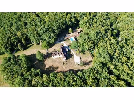 propriété de caractère ade 20 hectares avec maison principale  maison d'amis  piscine ...