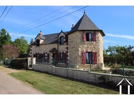 maison en pierre étonnantepleine de charme et de potentiel