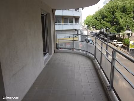 a louer chambre dans grand appartement - 8 min à pied de la part dieu et des universités l