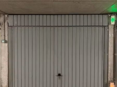 garage fermé 15 m² - lyon 4e