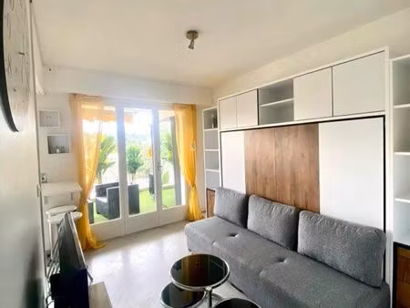 beau studio avec très grande terrasse